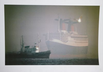 un bateau qui se trouve dans l'eau et sur lequel est allumée une lumière