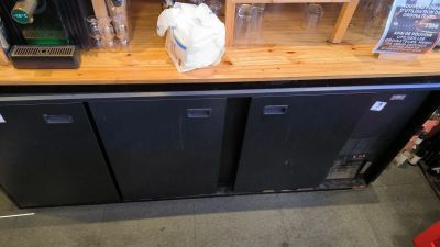 un comptoir sur lequel sont posées plusieurs bouteilles