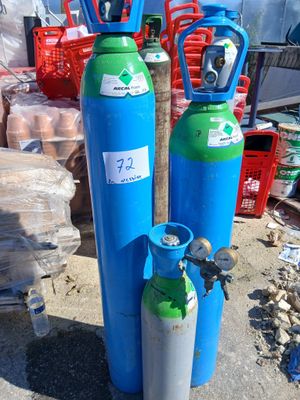 deux cylindres bleus et verts placés l'un à côté de l'autre