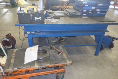 une photo d'un établi dans une usine, avec de nombreux outils