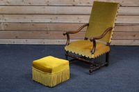 Fauteuil en bois naturel à dossier droit, accotoirs galbés e…