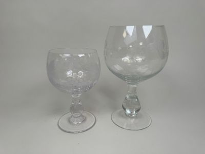 deux verres à vin vides posés l'un à côté de l'autre sur une table