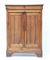 Meuble à hauteur d'appui en bois naturel ouvrant à deux vant…