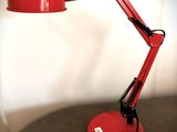 une lampe de bureau rouge posée sur une table