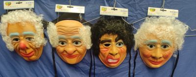 quatre masques représentant des personnes portant des perruques et des cheveux, sur fond bleu