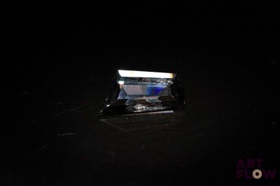 un ordinateur portable posé sur une table dans l'obscurité