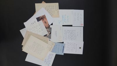 une pile de papiers posés sur le réfrigérateur