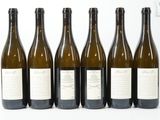 six bouteilles de vin sont alignées sur une surface blanche