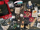 une table noire sur laquelle sont posés tout un tas de bijoux
