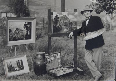 photographie en noir et blanc d'un homme debout devant un chevalet de peinture