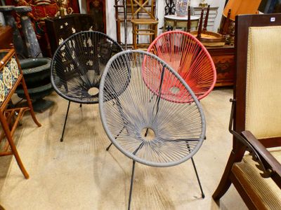 trois chaises placées au milieu d'une pièce