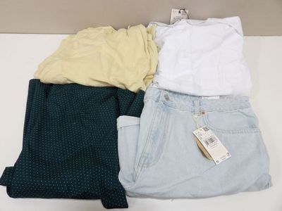 Trois paires de shorts pour femmes et un t-shirt sont posés sur une table