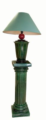 une lampe de table verte surmontée d'une boule rouge