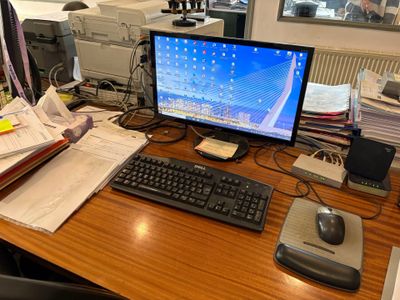 Matériel informatique comprenant : 3 postes informatiques vi…