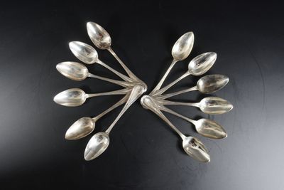 Douze cuillères en argent, modèle à filets, les spatules gra… - Photo 1