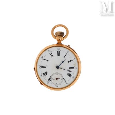 une montre de poche en or avec des chiffres romains sur le cadran