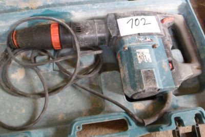 une boîte à outils bleue contenant une perceuse et un cordon d'alimentation