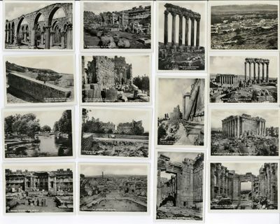 une vieille photo en noir et blanc issue d'une série de clichés représentant des ruines antiques