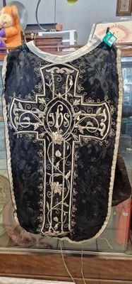un gilet noir et blanc orné d'une croix