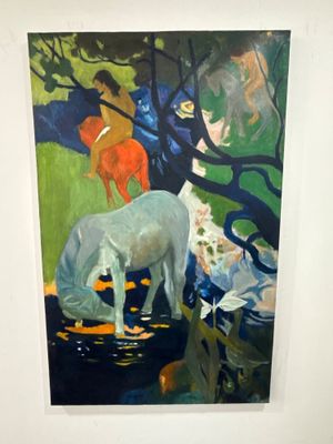 un tableau accroché au mur d'une pièce où se trouve un tableau représentant un cheval
