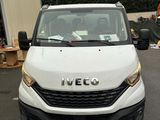 une camionnette blanche garée dans un parking