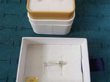 une petite boîte contenant une paire de boucles d'oreilles