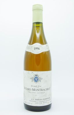 une bouteille de vin posée sur une table