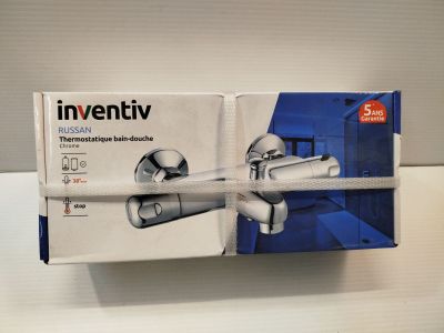 La boîte est ouverte pour montrer le nouveau produit qu'elle contient
