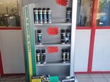 un distributeur automatique au milieu d'un magasin