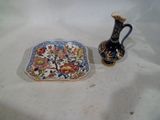 deux vases et une assiette posés sur une table