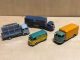 quatre camions miniatures posés sur une table