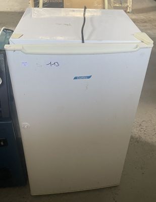 un réfrigérateur blanc placé à côté d'un réfrigérateur bleu