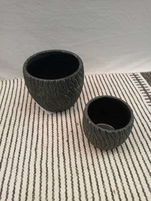 deux tasses posées sur une nappe rayée