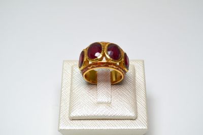 Une large bague "jarretière" en argent vermeil, entièrement …