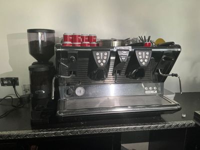 une machine à café posée sur un comptoir