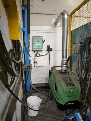 a machine that is sitting in a room next to a wall