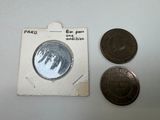 deux pièces et une pièce posées sur une surface blanche