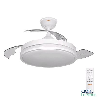 un ventilateur de plafond blanc, devant lequel se trouve une télécommande