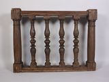 une vieille balustrade en bois surmontée de balustres en bois