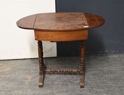 une petite table avec un plateau en bois sur un sol en béton