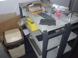 un établi sur lequel sont posés de nombreux outils