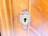 une porte en bois sur laquelle se trouve une serrure et un trou de serrure