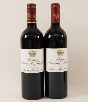 deux bouteilles de vin rouge posées l'une à côté de l'autre sur une surface blanche