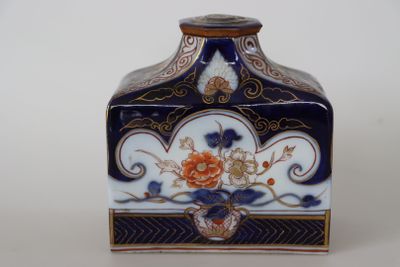 un vase bleu et blanc orné d'un motif floral