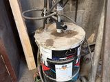 un chauffe-eau posé dans un coin d'une pièce