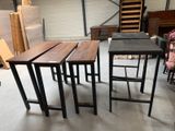 trois tables et deux tabourets dans une pièce