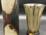 deux vases posés l'un à côté de l'autre sur une table