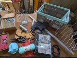 une table sur laquelle se trouvent de nombreux objets