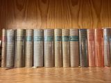plusieurs livres sont alignés sur une étagère