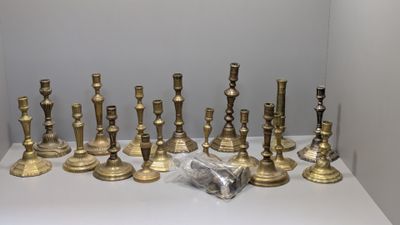 un grand nombre de bougies posées sur une table
